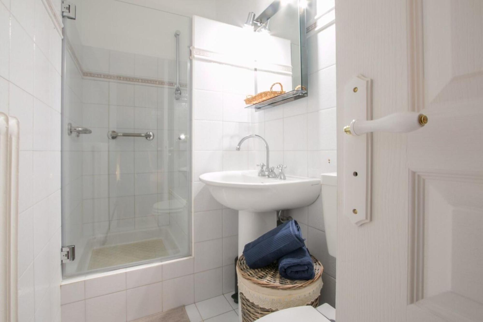 Spacious 2-Bedroom In The Centre Of マントン エクステリア 写真